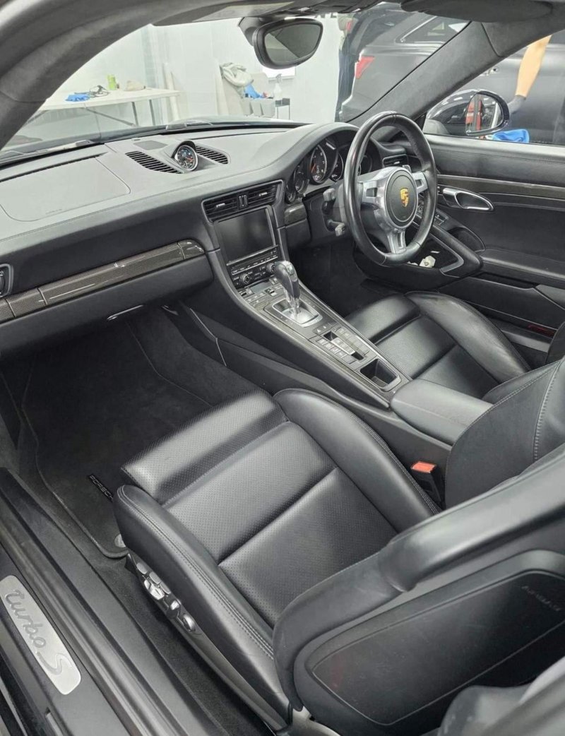 PORSCHE 911
