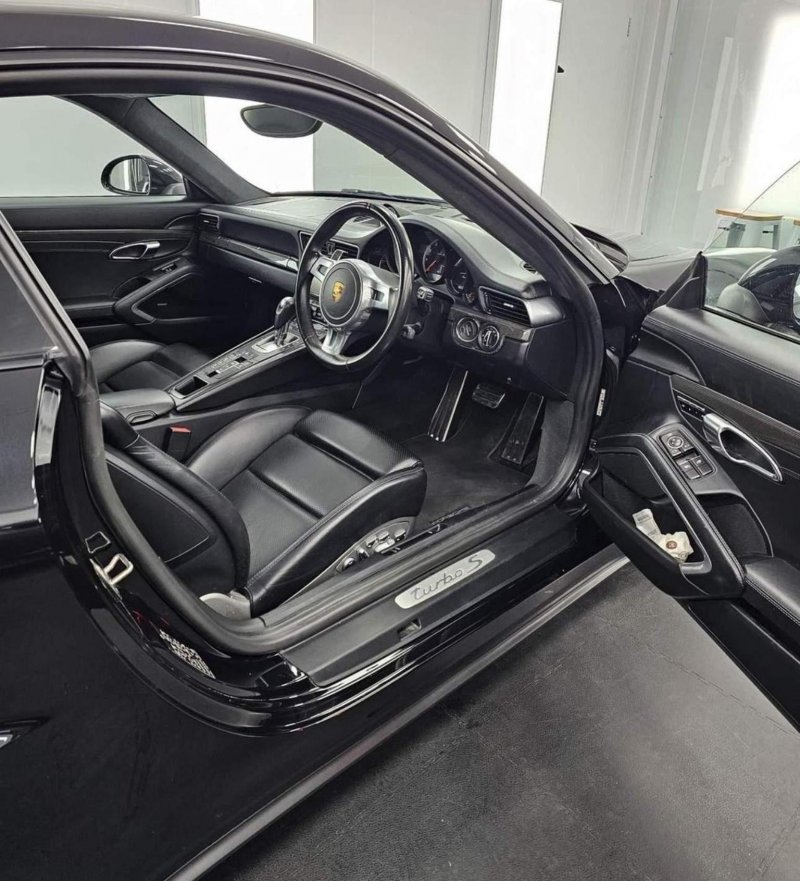 PORSCHE 911